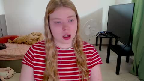 Snapshot of kitten_jenny01 chatting on 05.10.26 Jennyblonde and Emmabrunette online show from 05.10.26