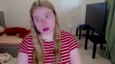 Snapshot of kitten_jenny01 chatting on 05.11.26 Jennyblonde and Emmabrunette online show from 05.11.26