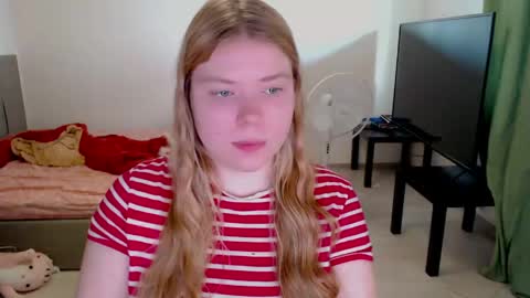 Snapshot of kitten_jenny01 chatting on 05.11.26 Jennyblonde and Emmabrunette online show from 05.11.26