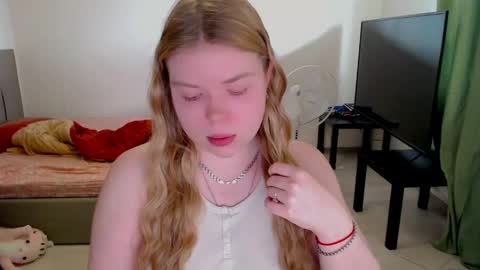 Snapshot of kitten_jenny01 chatting on 05.12.26 Jennyblonde and Emmabrunette online show from 05.12.26