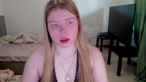 Snapshot of kitten_jenny01 chatting on 05.27.26 Jennyblonde and Emmabrunette online show from 05.27.26