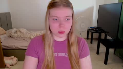 Snapshot of kitten_jenny01 chatting on 06.12.26 Jennyblonde and Emmabrunette online show from 06.12.26