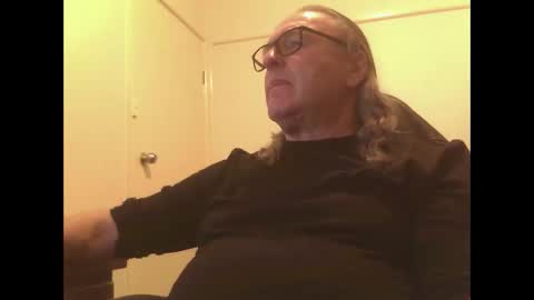 Snapshot of knobout chatting on 06.03.26 knobout online show from 06.03.26