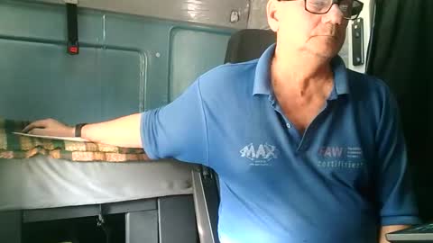 Snapshot of komputer123456789 chatting on 09.27.25 Bogdan online show from 09.27.25