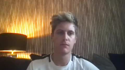 Snapshot of krisl77 chatting on 03.31.26 krisl77 online show from 03.31.26