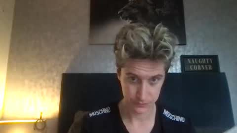 Snapshot of krisl77 chatting on 04.01.26 krisl77 online show from 04.01.26