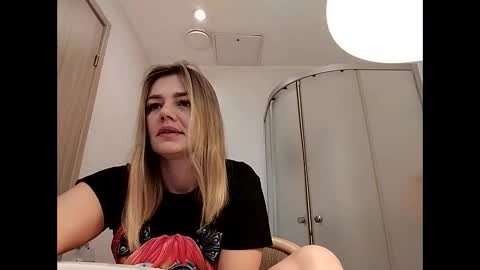 Snapshot of krisssexi chatting on 02.15.25 KrissSexi online show from 02.15.25