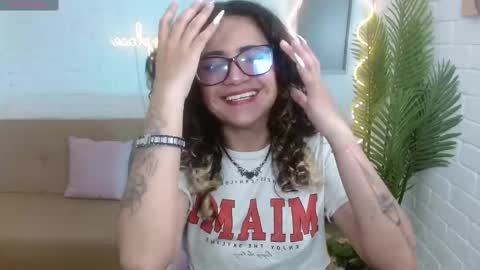 Snapshot of kristen_tay chatting on 01.10.25 kristen_tay online show from 01.10.25