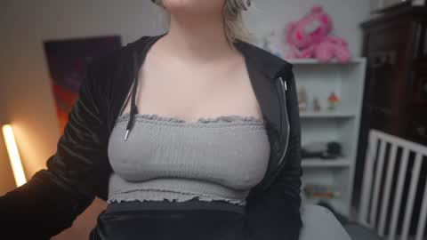 Snapshot of krystalsyxx chatting on 01.20.25 Krystal Syx online show from 01.20.25