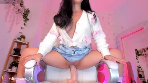 Snapshot of kylie_evans_18 chatting on 02.07.26 Kylie online show from 02.07.26