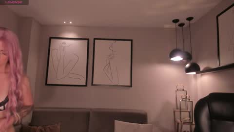 Snapshot of kyliejenkins1 chatting on 12.22.25 Kylie Jenkins online show from 12.22.25