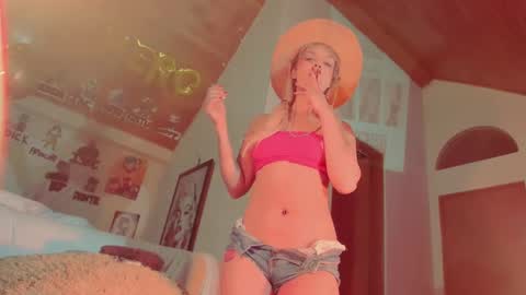 Snapshot of kyliekandy chatting on 03.01.25   online show from 03.01.25