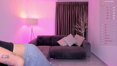 Snapshot of kyliie_jones chatting on 03.10.25 KYLIE online show from 03.10.25