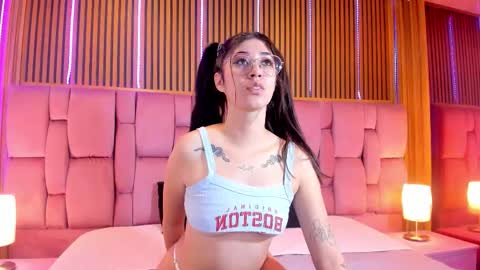 Snapshot of kyliie_jones chatting on 11.28.25 KYLIE online show from 11.28.25