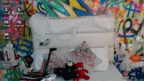 Snapshot of kyliiebaker chatting on 10.23.25 Kylie online show from 10.23.25