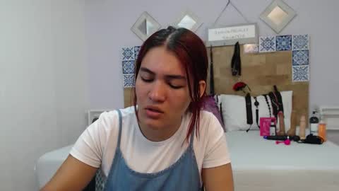 Snapshot of kyliiebaker chatting on 11.19.25 Kylie online show from 11.19.25
