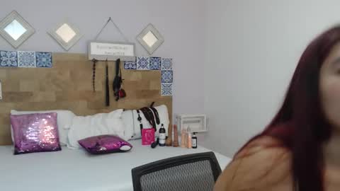 Snapshot of kyliiebaker chatting on 11.21.25 Kylie online show from 11.21.25