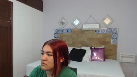 Snapshot of kyliiebaker chatting on 12.17.25 Kylie online show from 12.17.25