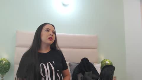 Snapshot of kyliiebaker chatting on 02.19.26 Kylie online show from 02.19.26