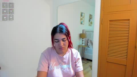 Snapshot of kyliiebaker chatting on 05.11.26 Kylie online show from 05.11.26