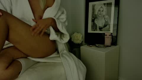 Snapshot of l_blond chatting on 12.01.24 Sara Bella online show from 12.01.24