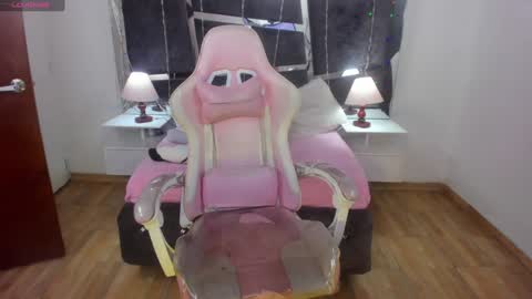  L A R A   online show from 01.09.25