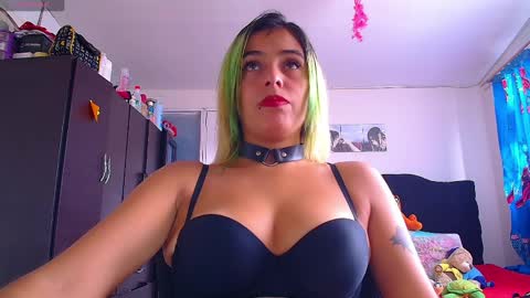 Snapshot of lacolombiana_bitch chatting on 05.12.26 Valentina online show from 05.12.26