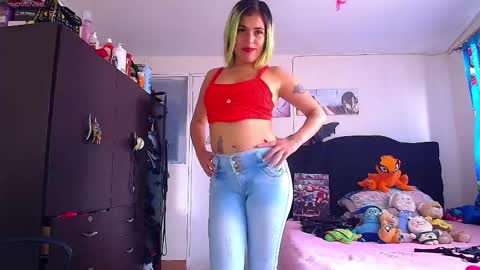 Snapshot of lacolombiana_bitch chatting on 05.20.26 Valentina online show from 05.20.26