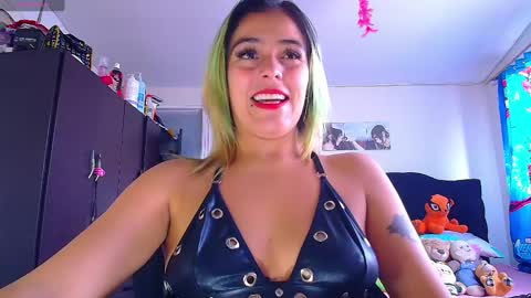 Snapshot of lacolombiana_bitch chatting on 05.27.26 Valentina online show from 05.27.26