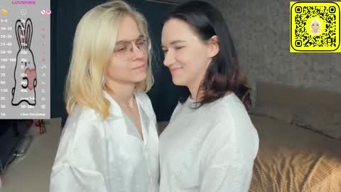 Snapshot of lacyedison chatting on 05.29.26 Violet and Isabel online show from 05.29.26