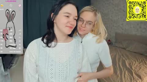 Snapshot of lacyedison chatting on 05.30.26 Violet and Isabel online show from 05.30.26