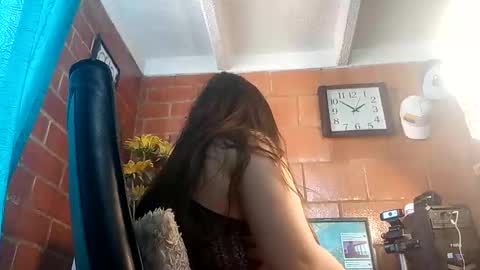 laia_hadid online show from 11.17.25