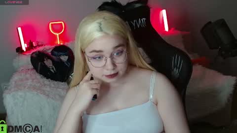 Snapshot of laly_loose chatting on 08.03.26 Eva online show from 08.03.26