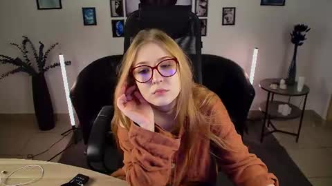 Snapshot of lanafitch chatting on 06.14.26 lana online show from 06.14.26