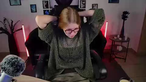 Snapshot of lanafitch chatting on 06.19.26 lana online show from 06.19.26