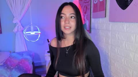 Snapshot of laraa_rous chatting on 09.17.25 lara online show from 09.17.25