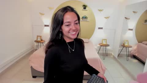 Snapshot of laraa_rous chatting on 10.14.25 lara online show from 10.14.25