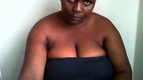 Snapshot of laralovex chatting on 01.12.25 laralovex online show from 01.12.25