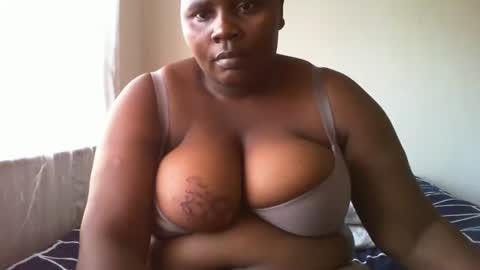 Snapshot of laralovex chatting on 02.23.25 laralovex online show from 02.23.25