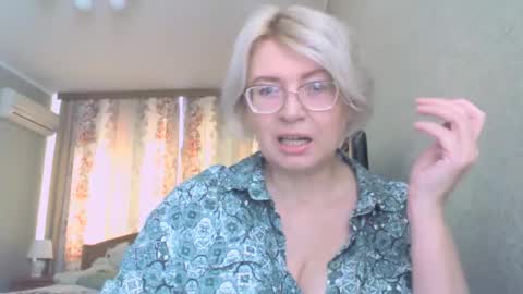 Snapshot of laramrs chatting on 10.18.25 laramrs online show from 10.18.25