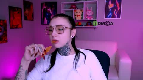 Snapshot of laratiz chatting on 11.15.25 laratiz online show from 11.15.25