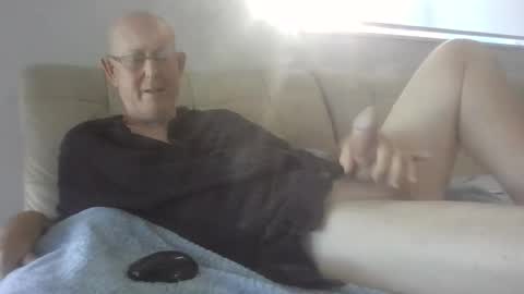 Snapshot of largerthan chatting on 06.05.26 largerthan- say hi on entry online show from 06.05.26