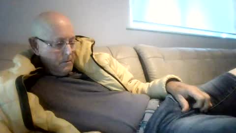 Snapshot of largerthan chatting on 07.06.26 largerthan- say hi on entry online show from 07.06.26