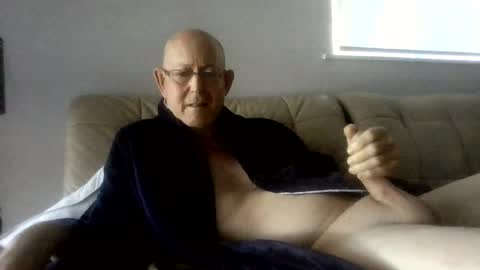 Snapshot of largerthan chatting on 07.11.26 largerthan- say hi on entry online show from 07.11.26