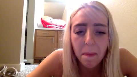 Snapshot of latenightkash chatting on 02.24.26 Roxy blue online show from 02.24.26