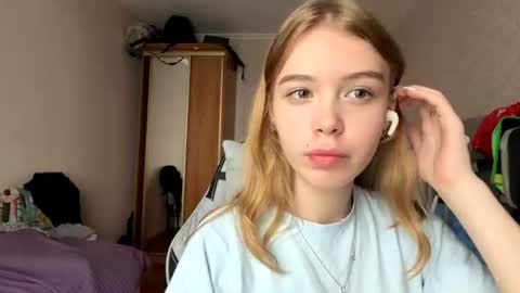 Snapshot of lateshastarnaud chatting on 06.23.26 Linet online show from 06.23.26