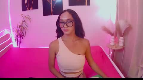 Snapshot of latina_kia chatting on 11.13.25 latina_kia online show from 11.13.25