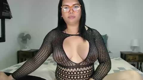 Snapshot of latinaflower_ts chatting on 05.27.26 FLOR SALVAJE online show from 05.27.26