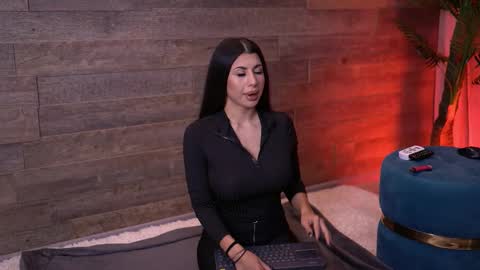 Latina online show from 11.21.25