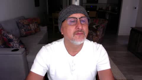 QS - INDEPENDENT MODEL online show from 01.18.25